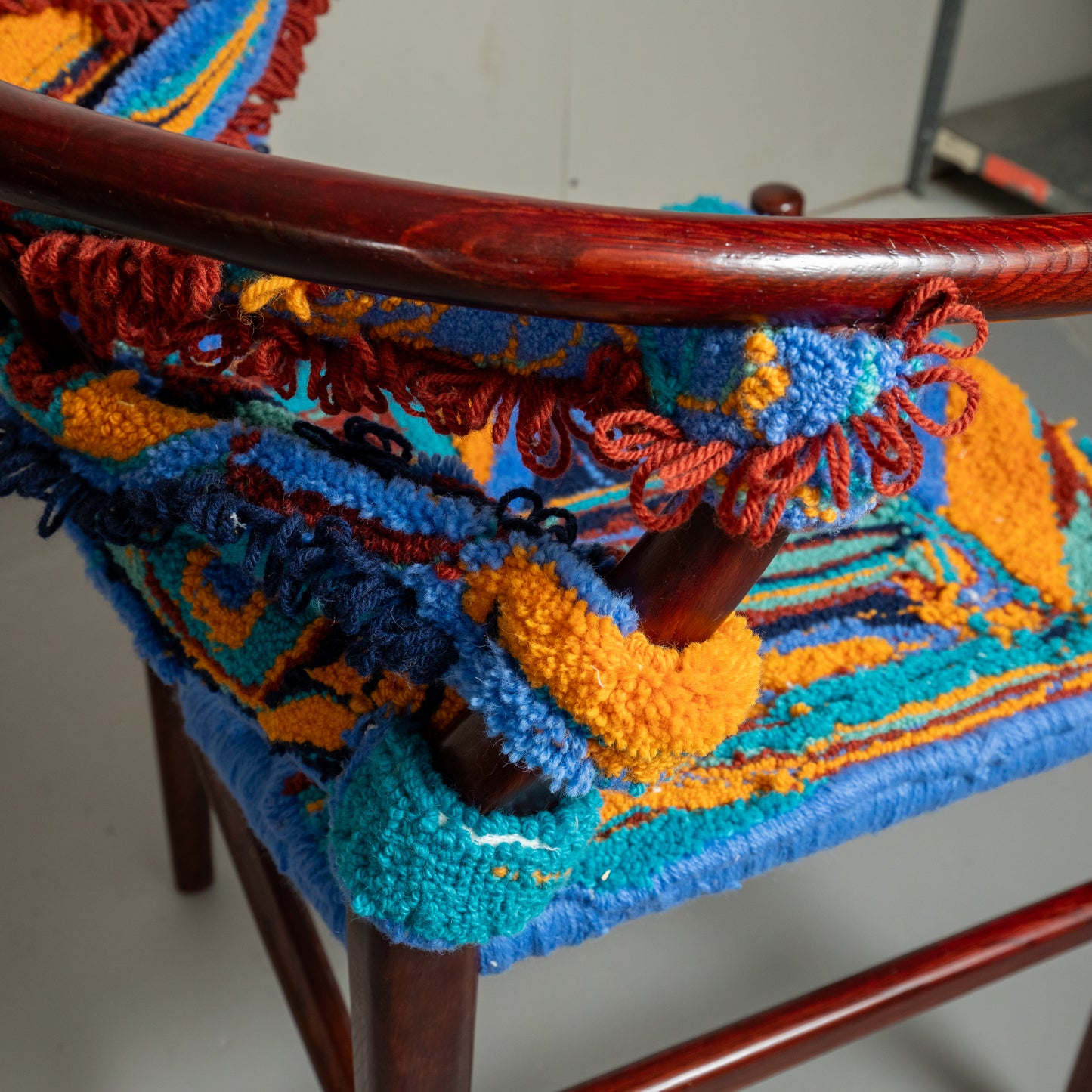 CHAIR: Bold Tufted Wishbone Chair